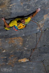Sbisi fighting hard on the first pitch, 8a - photo by Luka Fonda